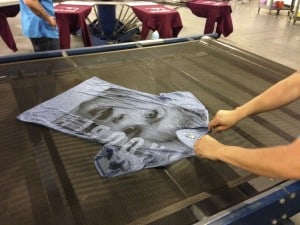 En toda impresión de gran tamaño o que desborda la camiseta se requiere alisar la prenda en el cinturón de la secadora.